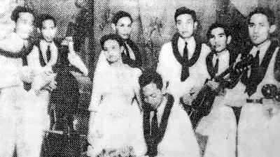 Hoegeng (second from left left) with his musical group, Hawaiian Band: The Dream Lovers, from the Faculty of Law (Recht Hoge School) in Batavia, 1940.
Police: Dream and Reality Book
