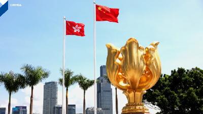 Foto yang diabadikan 14 Juli 2020 ini menunjukan Lapangan Bauhinia Emas di Hong Kong, China selatan. (Xinhua/Wu Xiaochu)