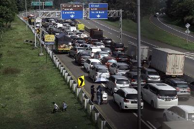 Sejumlah kendaraan menuju Jalan Raya Puncak di kawasan Gadog, Kabupaten Bogor, 11 Agustus 2021. ANTARA/Yulius Satria Wijaya