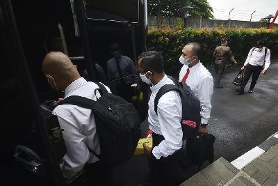 Pegawai KPK tidak lolos Tes Wawasan Kebangsaan (TWK) menaiki bus yang akan membawa mereka ke lokasi pendidikan dan pelatihan bela negara dan wawasan kebangsaan bersama Kementerian Pertahanan (Kemenhan) di gedung KPK, Jakarta, 21 Juli 2021.  TEMPO/Imam Sukamto
