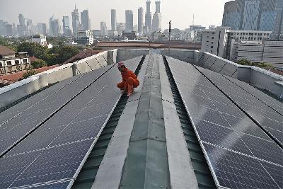 Panel surya di atap Gedung Pusat Dakwah Muhammadiyah, Jakarta. ANTARA/Aditya Pradana Putra