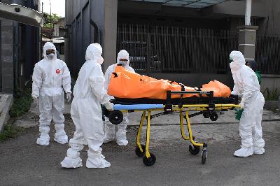Petugas 119 Dinas Kesehatan mengevakuasi jenazah warga terpapar Covid-19 yang meninggal saat sedang menjalani isolasi di kawasan Situ Aksan, Bandung, 14 Juli 2021. TEMPO/Prima mulia