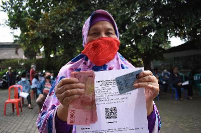 Warga mendapat uang bantuan sosial di Antapani, Bandung, 22 Juli 2021. TEMPO/Prima Mulia