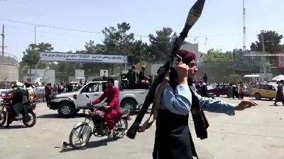 Seorang Taliban di luar bandara Kabul, Afganistan, 16 Agustus 2021.  REUTERS TV/via REUTERS