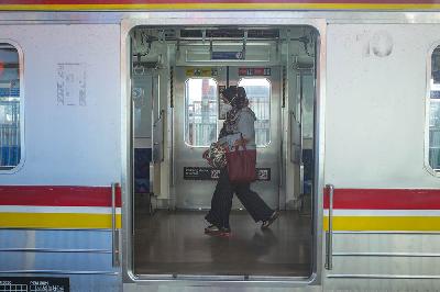 Calon penumpang melintas di dalam Kereta Rangkaian Listrik di Stasiun Bekasi, Bekasi, 12 Juli 2021. Tempo/Hilman Fathurrahman W