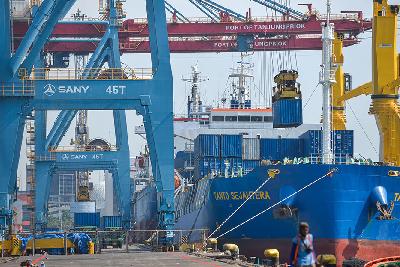 Aktivitas bongkar ekspor impor di Pelabuhan Tanjung Priok, Jakarta. Tempo/Tony Hartawan