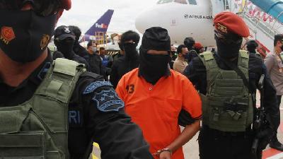 Petugas Detasemen Khusus (Densus) 88 membawa terduga teroris dari Lampung setibanya di Bandara Soekarno Hatta, Tangerang, Banten, 16 Desember 2020. ANTARA/Muhammad Iqbal