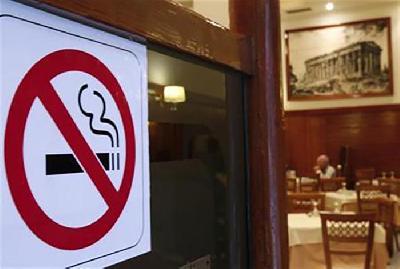 Ilustrasi lambang dilarang merokok. REUTERS/John Kolesidis