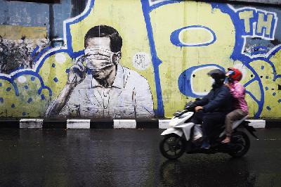 Mural kritik terhadap pemerintah di dinding jembatan flyover Pasupati di Bandung, 19 Agustus 2021. TEMPO/Prima mulia