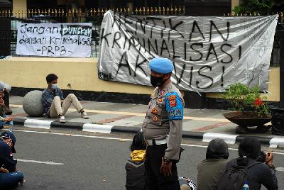 Polisi berjaga saat aksi damai tuntutan pembebasan aktivis mahasiswa yang ditahan saat aksi penolakan omnibus law di depan Polrestabes Bandung, 23 November 2020 TEMPO/Prima Mulia