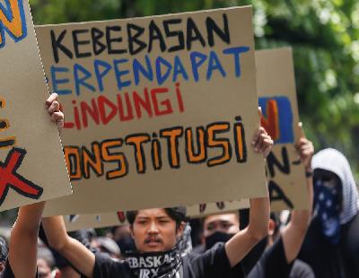 Aksi protes tentang kebebasan berpendapat di Pengadilan Negeri Denpasar, Bali, 10 September 2020.Johannes P. Christo