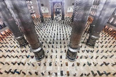 Jamaah melaksanakan shalat jumat di Masjid Istiqlal, Jakarta, 20 Agustus 2021. TEMPO/Hilman Fathurrahman W