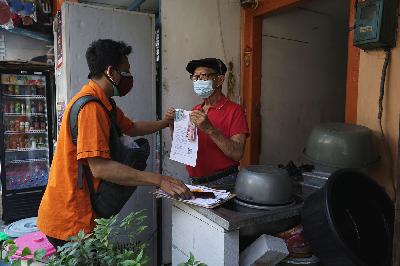 Juru Bayar Kantor Pos Indonesia mendistribusikan Bantuan Sosial Tunai (BST) untuk warga tedampak Covid-19 di Glodok, Jakarta, 25 Juli 2021. TEMPO/Muhammad Hidayat