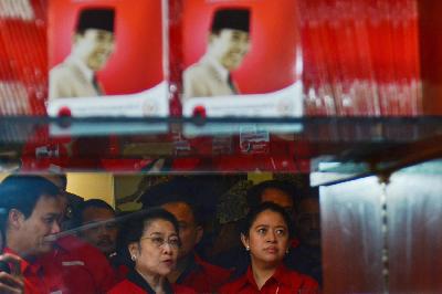 Ketua Umum Partai Demokrasi Indonesia Perjuangan Megawati Soekarnoputri bersama putrinya, Puan Maharani, di Denpasar, Bali, 10 April 2015. TEMPO/Imam Sukamto