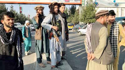Anggota Taliban berjaga di luar Bandara Internasional Hamid Karzai di Kabul, Afghanistan, 16 Agustus 2021. REUTERS/Stringer 