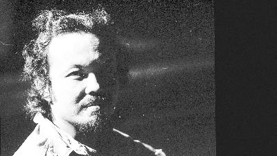 Sutardji Calzoum Bachri di Taman Ismail Marzuki Jakarta, 1983. Dok. TEMPO/Ali Said