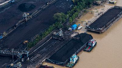 Bongkar muat kapal tongkang pengangkut batubara di perairan Sungai Musi, Palembang, Sumatera Selatan, 19 Juli 2021. ANTARA/Nova Wahyudi