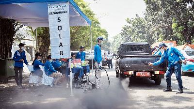 Petugas melakukan uji emisi gas buang kendaraan roda empat di kawasan Kalibata, Jakarta,  25 Juni 2019./TEMPO/M Taufan Rengganis
