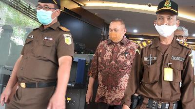 Mantan Gubernur Sumatera Selatan Alex Noerdin (tengah)  usai menjalani pemeriksaan di Gedung Bundar Kejaksaan Agung, Jakarta, 29 Juli 2021./ANTARA /Indrianto Eko Suwarso