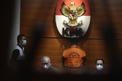 Tersangka kasus korupsi memakai rompi tahanan seusai menjalani pemeriksaan di gedung Komisi Pemberantasan Korupsi, Jakarta, 13 Agustus 2021. TEMPO/Imam Sukamto