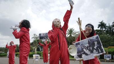 Activists from the #CleanIndonesia staged a theatrical performance at the Horse Statue, Jakarta, last December. The action was a reflection of the deteriorating of democracy in Indonesia.
Tempo/Muhammad Hidayat A

