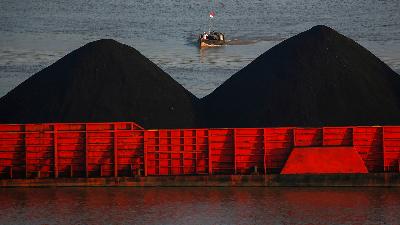 Coal barges queue to be pulled along the Mahakam River in Samarinda, East Kalimantan, August 2019.
Reuters/Willy Kurniawan
