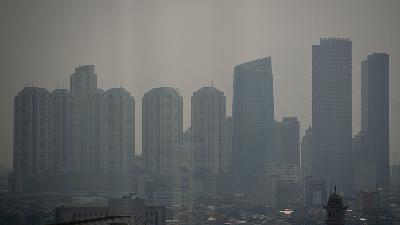 Haze from motor vehicle exhausts blankets Jakarta’s city skyline, August 11. According to the Coalition of Clean Air Initiative Coalition Semesta, Jakarta’s air pollution has worsened during the implementation of the Public Activity Restrictions (PPKM) in July because it exceeded the daily air pollution quality standard of 55 g/m3 for particulate content measuring below 2.5 micrometers or an increase of four to six times compared that of in June.
Antara/Aditya Pradana Putra
