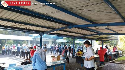 Kegiatan pemeriksaan swab test Antigen di PT Tri Mega Baterindo, Sidoarjo, Jawa Timur, 26 Juli 2021.