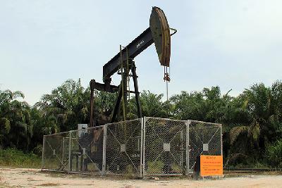 Sebuah pompa minyak beroperasi di ladang sumur Blok Rokan areal kerja Tanah Putih Tanjung Melawan Rokan Hilir, Riau, 31 Juli 2021.  ANTARA/Aswaddy Hamid