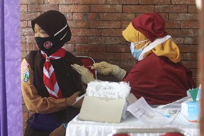 Petugas medis menyuntikkan vaksin COVID-19 bagi pelajar tingkat Sekolah Menengah Pertama (SMP) di Taman Sekartaji, Kota Kediri, Jawa Timur, 16 Agustus 2021. ANTARA/Prasetia Fauzani