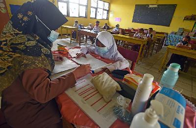 Proses belajar mengajar tatap muka terbatas di SD Negeri Pejaten I di Kramatwatu, Serang, Banten, 23 Agustus 2021. ANTARA/Asep Fathulrahman