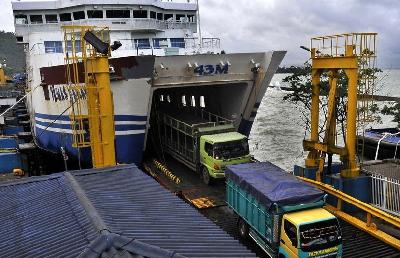 Truk keluar dari buritan kapal fery sesaat tiba dari Lampung di Pelabuhan Merak, Banten. ANTARA/Asep Fathulrahman