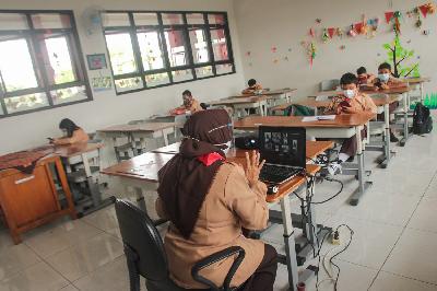Siswa mengikuti uji coba pembelajaran tatap muka (PTM) tahap 2 di SDN Malaka Jaya 07 Pagi, Jakarta, 9 Juni 2021. TEMPO/Hilman Fathurrahman W