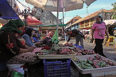 Aktivitas Pasar Pabean pada Pemberlakuan Pembatasan Kegiatan Masyarakat (PPKM)  level 3 di Surabaya, Jawa Timur, 24 Agustus 2021. ANTARA/Didik Suhartono