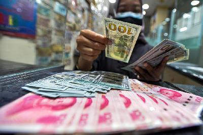 Mata uang Dolar Amerika di penukaran Valuta Asing di Jakarta. Tempo/Tony Hartawan