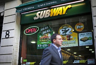 Gerai Subway di London, Inggris  REUTERS/Andrew Winning