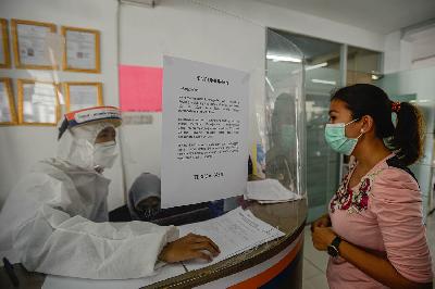 Pengumuman pembatalan pelaksanaan vaksin gotong royong individu di apotek Kimia Farma, Senen, Jakarta, 12 juli 2021. TEMPO/Tony Hartawan
