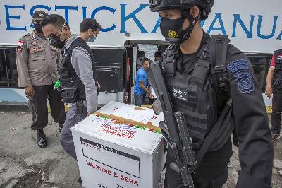 Petugas membawa vaksin Moderna yang tiba di Kota Tahuna, Kepulauan Sangihe, Sulawesi Utara, 13 Agustus 2021. ANTARA/Stenly