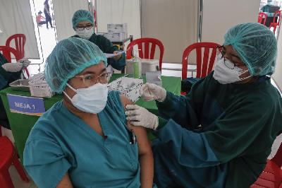 Tenaga kesehatan mendapat suntikan dosis ketiga vaksin Covid-19 Moderna di Rumah Sakit Mangusada, Badung, Bali, 4 Agustus 2021. Johannes P. Christo untuk TEMPO