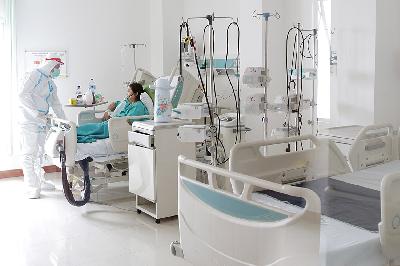 Tenaga Medis merawat pasien Covid-19 di RSUD Kramat Jati, Jakarta, 26 Agustus 2021. TEMPO/M Taufan Rengganis