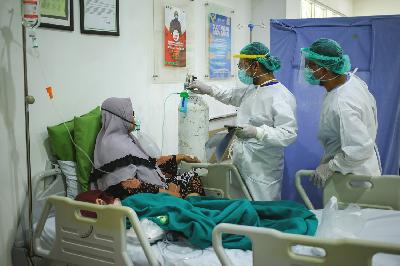 Tenaga kesehatan memeriksa kadar oksigen untuk pasien Covid-19 di ruang ICU Rumah Sakit Umum Daerah (RSUD) Tipe D Kramat Jati, Jakarta, 8 Juli 2021. TEMPO/Hilman Fathurrahman W