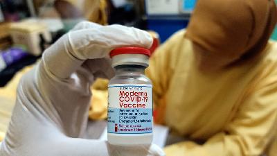Petugas Puskesmas Kedungkadang menyiapkan vaksin Moderna yang akan diberikan kepada sekitar 20 tenaga kesehatan di Kota Malang, Jawa Timur, 9 Agustus 2021. TEMPO/Abdi Purmono