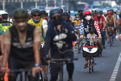 Pesepeda mengikuti kegiatan komunitas Bike to Work (B2W) di Jalan Jenderal Sudirman, Senayan, Jakarta, 10 Juli 2020. TEMPO/Tony Hartawan