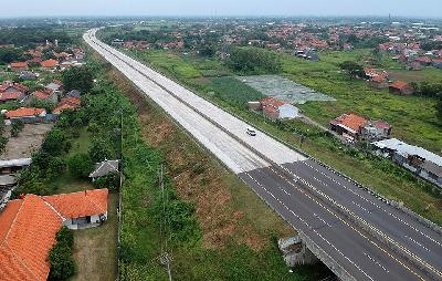 Kendaraan melintas di jalur Tol Pejagan-Pemalang, Adiwerna, Kabupaten Tegal, Jawa Tengah, 7 Mei 2021. ANTARA/Oky Lukmansyah