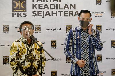 Presiden PKS Mohamad Sohibul Iman (kiri) dan Ketua Umum Partai Demokrat Agus Harimurti Yudhoyono usai melakukan pertemuan di kantor DPP PKS, Jakarta, 24 Juli 2020. TEMPO/M Taufan Rengganis
