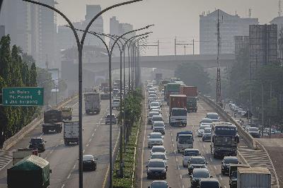 Polusi udara saat kemacetan di Jalan TB. Simatupang, Jakarta, 26 Agustus 2021. TEMPO/Muhammad Hidayat
