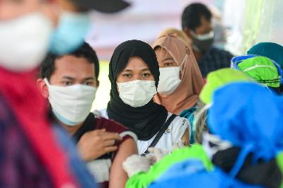 Warga mengikuti vaksinasi massal Covid-19 di Parung, Bogor, Jawa Barat, 14 Juli 2021. TEMPO/Nurdiansah
