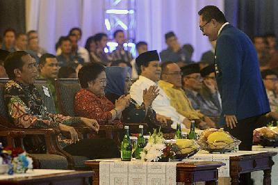 Presiden Joko Widodo dan Ketua Umum Partai Amanat Nasional (PAN) Zulkifli Hasan (kanan) dalam pembukaan Rakernas PAN di Jakarta, 6 Mei 2015.  ANTARA/Fanny Octavianus