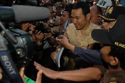 Tommy Soeharto tiba untuk pemeriksaan terkait kasus dana likuiditas Bank Indonesia di Gedung Bundar Kejaksaan Agung, Jakarta, 16 Agustus 2007. Dok. TEMPO/Zulkarnain 