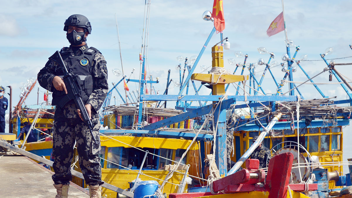 Petugas Kementerian Kelautan dan Perikanan berjaga di dekat kapal ikan berbendera Vietnam yang tertangkap di perairan Laut Natuna Utara, 20 Mei 2021./Dok Direktorat PSDKP Kementerian Kelautan dan Perikanan